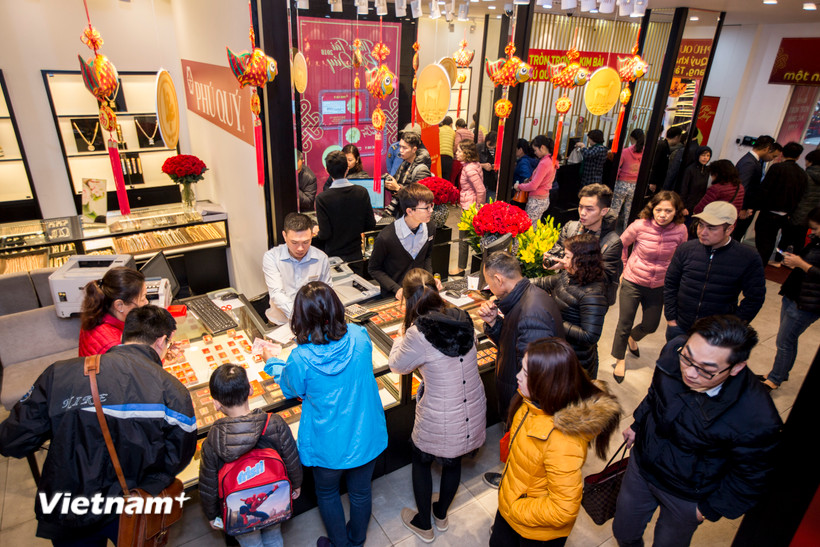Người dân mua vàng ngày vía Thần Tài. (Ảnh: Đức Duy/Vietnam+)