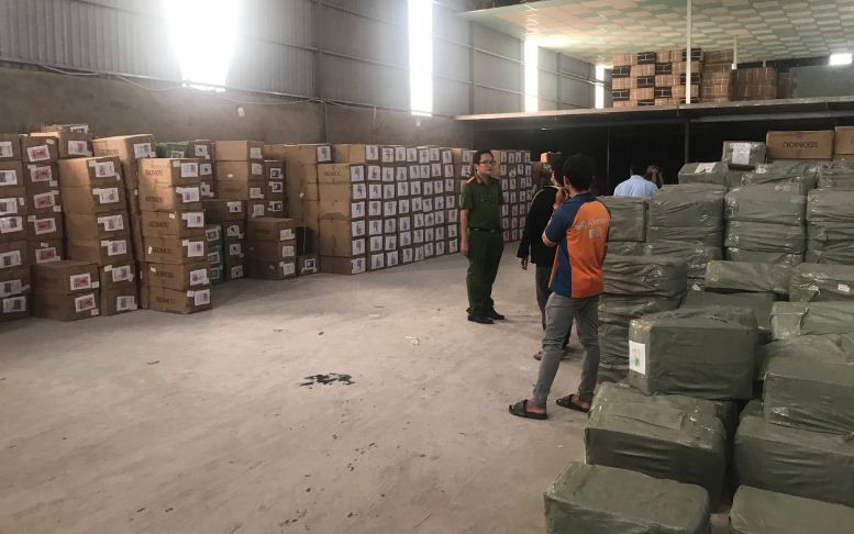 Lực lượng chức năng tỉnh Long An kiểm tra kho hàng có dấu hiệu vi phạm. (Ảnh: PV/Vietnam+)