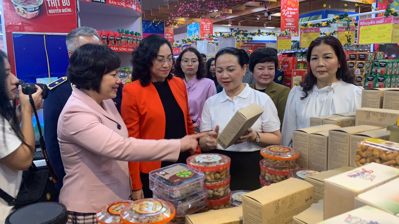 Thứ trưởng Bộ Công Thương Phan Thị Thắng kiểm tra công tác đảm bảo hàng Tết tại Hà Nội. (Ảnh: Đức Duy/Vietnam+)