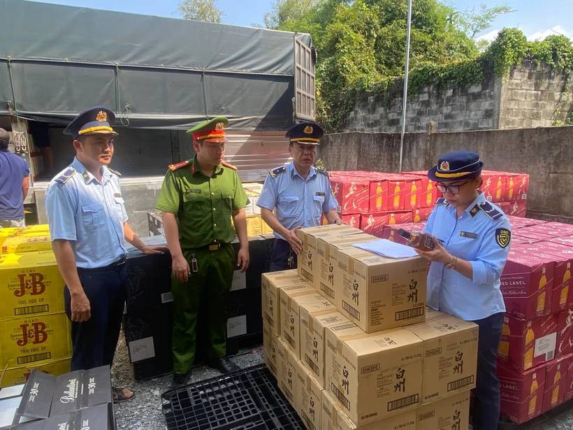 Lực lượng liên ngành kiểm tra rượu ngoại có dấu hiệu nhập lậu. (Ảnh: PV/Vietnam+)