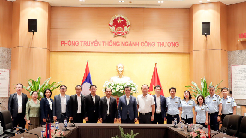 Thứ trưởng Bộ Công Thương Nguyễn Sinh Nhật Tân làm việc với Đoàn công tác của Bộ Công Thương Lào do Thứ trưởng Bountheung Douangsavanh làm Trưởng đoàn. (Ảnh: PV/Vietnam+)