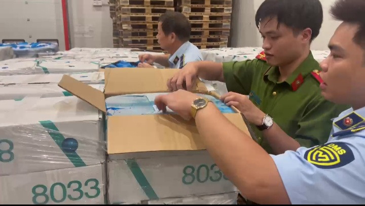 Lực lượng chức năng kiểm tra kho thực phẩm đông lạnh tại huyện Mê Linh, thành phố Hà Nội. (Ảnh: PV/Vietnam+)