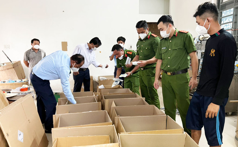 Lực lượng chức năng kiểm tra cơ sở sản xuất thuốc bảo vệ thực vật nghi giả nhãn hiệu. (Ảnh: PV/Vietnam+)