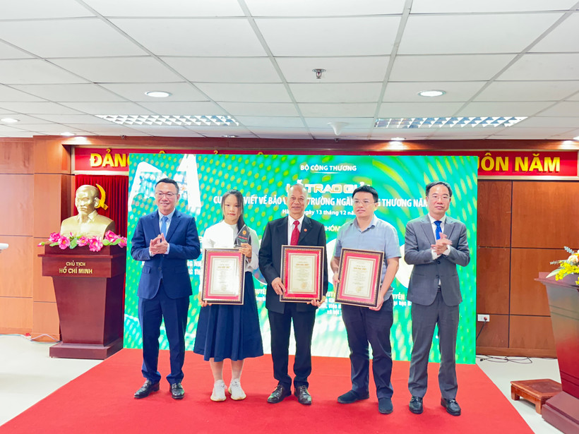 Nhóm tác giả đạt giải đặc biệt Cuộc thi viết về bảo vệ môi trường ngành Công Thương năm 2023. (Ảnh: Đức Duy/Vietnam+)