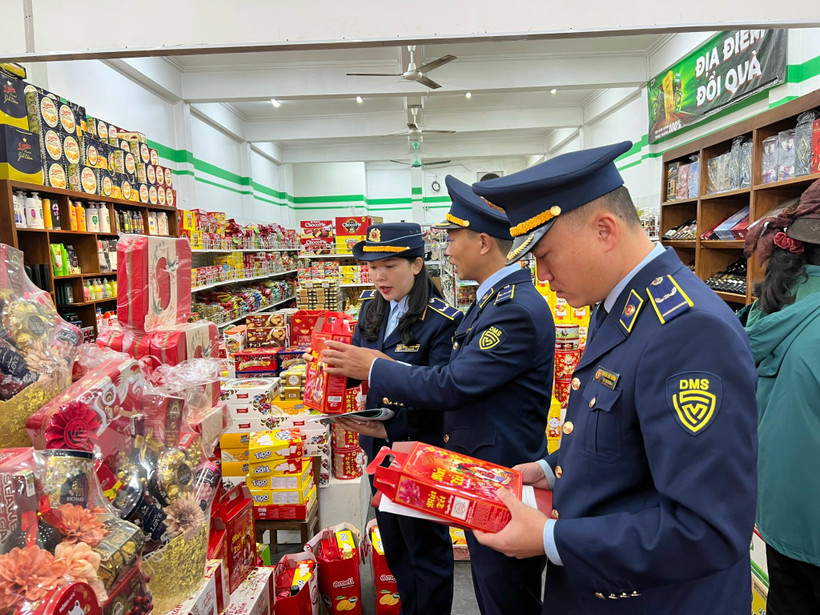 Lực lượng Quản lý Thị trường kiểm tra các cơ sở kinh doanh hàng hóa phục vụ Tết. (Ảnh: PV/Vietnam+)