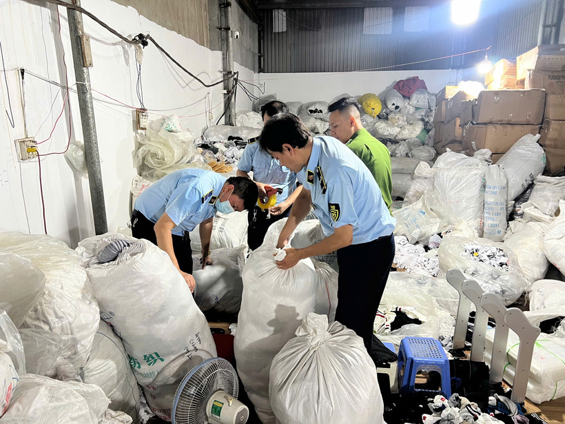 Lực lượng Quản lý thị trường Hà Nội phối hợp cùng Công an huyện Hoài Đức kiểm tra cơ sở có dấu hiệu sản xuất hàng giả mạo nhãn hiệu tại xã La Phù. (Ảnh: PV/Vietnam+)