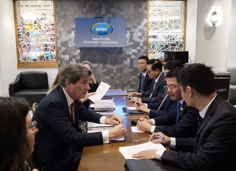 Bộ trưởng Bộ Công Thương Nguyễn Hồng Diên làm việc với ông Jose Fernandez, Thứ trưởng Ngoại giao Hoa Kỳ phụ trách tăng trưởng kinh tế, năng lượng và môi trường. (Ảnh: PV/Vietnam+)