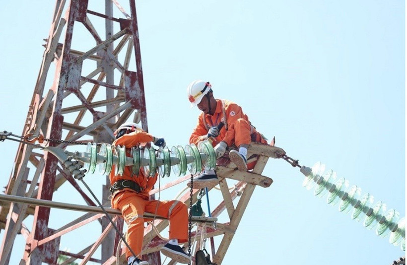 Nhân viên EVN bảo dưỡng các thiết bị điện. (Ảnh: Đức Duy/Vietnam+)