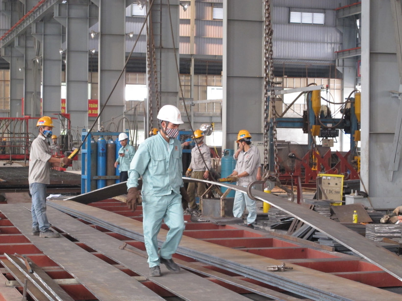 Doanh nghiệp đầu tư công nghệ, đẩy mạnh sản xuất kinh doanh. (Ảnh: Đức Duy/Vietnam+)