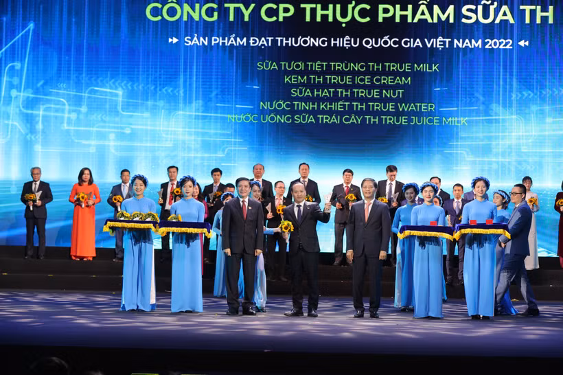 Tập đoàn TH được vinh danh tại lễ công bố sản phẩm đạt Thương hiệu quốc gia năm 2022. (Ảnh: Xuân Quảng/Vietnam+)