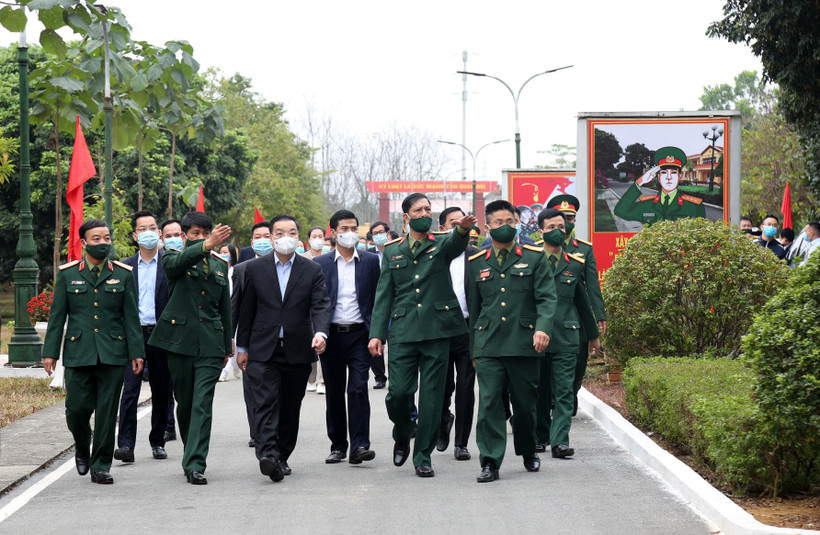 Chủ tịch Ủy ban nhân dân thành phố Hà Nội Chu Ngọc Anh thăm, động viên, chúc tết cán bộ, nhân viên y tế CDC Hà Nội và lực lượng quân đội, y tế ở cơ sở cách ly tập trung tại Trung đoàn 58 (Sư đoàn 308, Quân đoàn 10), Quốc Oai.(Ảnh: PV/Vietnam+)