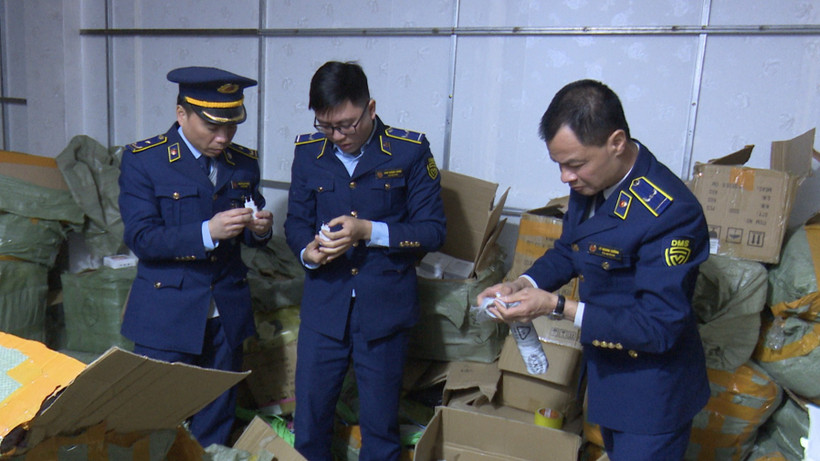 Lực lượng chức năng kiểm tra hàng hóa vi phạm. (Ảnh: PV/Vietnam+)