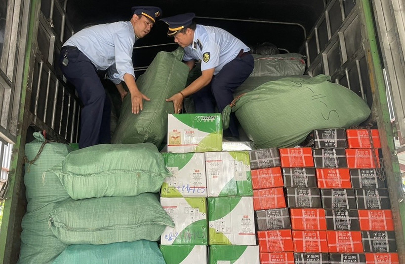 Lực lượng chức năng kiểm tra hàng hóa trên phương tiện có dấu hiệu vi phạm. (Ảnh: PV/Vietnam+)