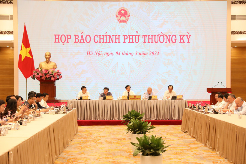 Bộ trưởng Trần Văn Sơn chủ trì buổi họp báo Chính phủ chiều 4/5. (Ảnh: Đức Duy/Vietnam+)