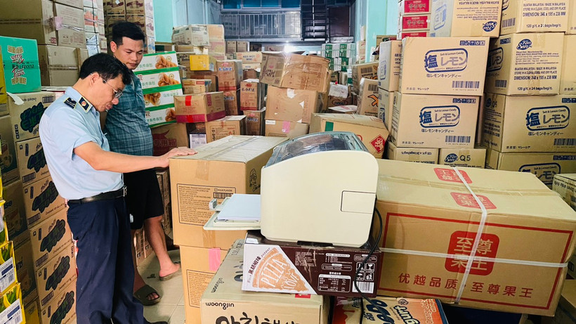 Lực lượng Quản lý Thị trường Hà Nội kiểm tra hàng hóa để ngăn chặn buôn lậu, gian lận thương mại. (Ảnh: PV/Vietnam+)