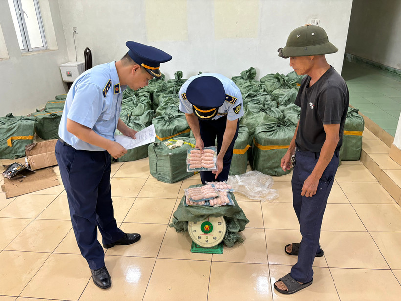 Đội Quản lý Thị trường số 4 tiến hành kiểm đếm tang vật vi phạm. (Ảnh: PV/Vietnam+)