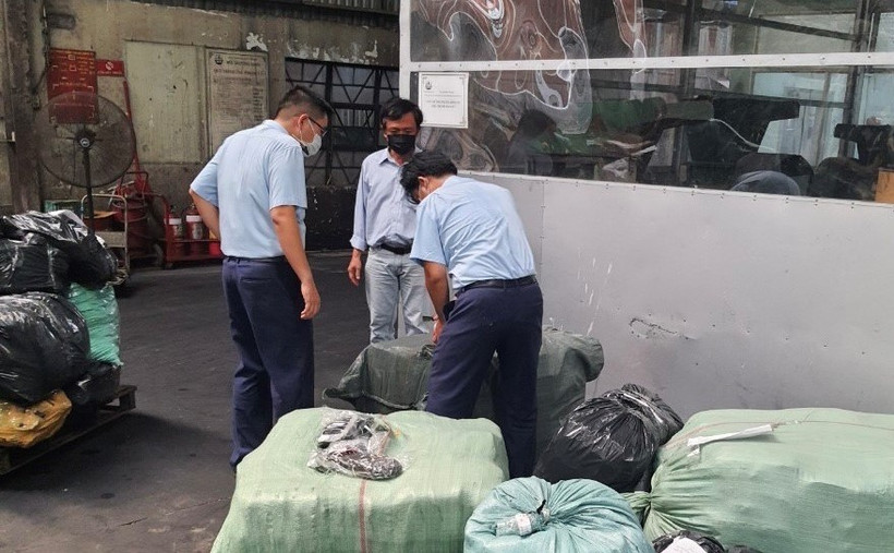 Lực lượng chức năng kiểm tra thực phẩm đông lạnh tại cơ sở trên địa bàn thành phố Thủ Đức. (Ảnh: PV/Vietnam+)