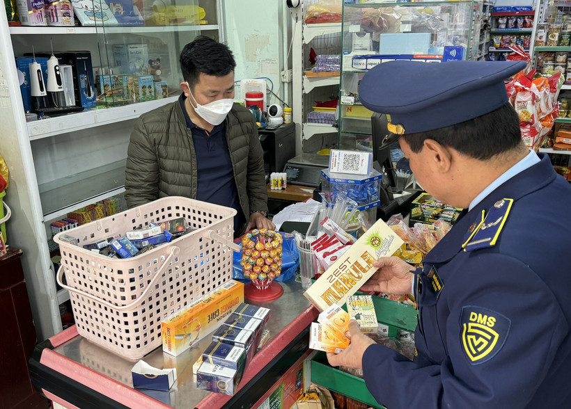 Lực lượng Quản lý Thị trường Hà Nội kiểm tra thuốc lá nhập khẩu. (Ảnh: PV/Vietnam+)