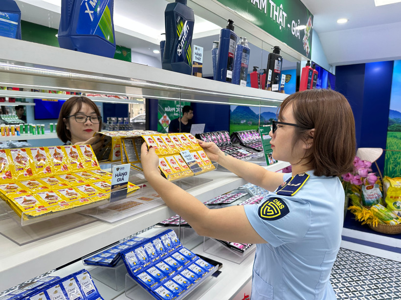 Hàng giả len lỏi khắp các ngành hàng. (Ảnh: Đức Duy/Vietnam+)