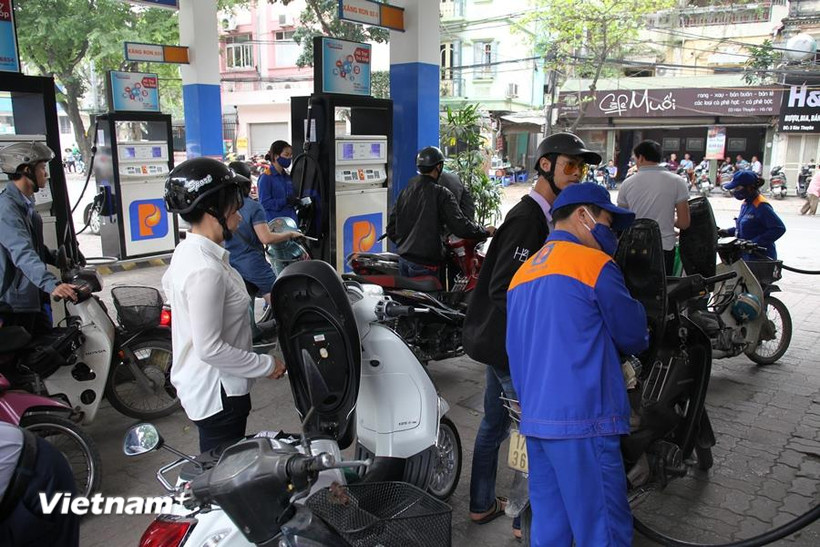 Một điểm bán xăng của Petrolimex tại Hà Nội. (Ảnh: Đức Duy/Vietnam+)