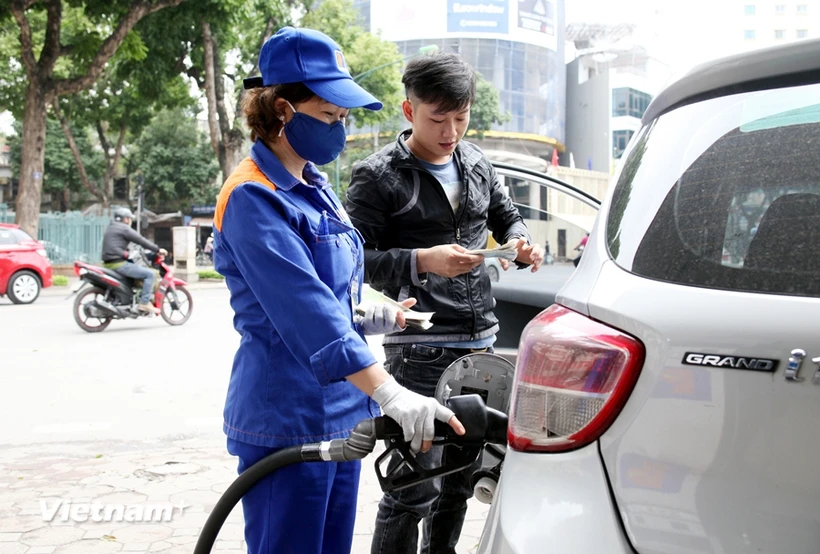 Một điểm bán xăng của Petrolimex tại Hà Nội. (Ảnh: Đức Duy/Vietnam+)