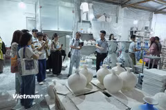 Khách tham quan một cơ sở sản xuất gốm Kim Lan. (Ảnh: CTV/Vietnam+)