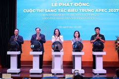 Các đại biểu thực hiện nghi thức phát động Cuộc thi sáng tác mẫu biểu trưng và bộ nhận diện hình ảnh APEC Việt Nam 2027. (Ảnh: Phạm Tuấn Anh/TTXVN)