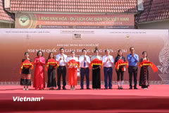 Các đại biểu cắt băng khai mạc triển lãm. (Ảnh: Trịnh Ngọc/Vietnam+)