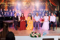 Trưởng Khoa Thanh nhạc, Phó Giáo sư-Tiến sỹ, Nghệ sỹ Ưu tú Tân Nhàn (thứ ba từ trái sang) chia sẻ tại buổi gặp gỡ báo chí ngày 30/9. (Ảnh: Thọ Nam/Vietnam+)