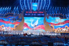 Chương trình được dàn dựng công phu, quy mô hoành tráng với sự tham gia của gần 3.000 nghệ sỹ chuyên và không chuyên. (Ảnh: Trần Huấn)
