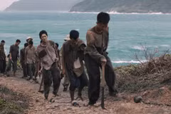 "Thanh âm vượt đại dương" tái hiện hình ảnh những chiến sỹ cách mạng kiên trung bị giam cầm tại nhà tù Côn Đảo. Bộ phim phản ánh hiện thực khắc nghiệt, tôn vinh tinh thần bất khuất, niềm tin sắt son và khát vọng tự do của con người Việt Nam. (Ảnh: NSX)