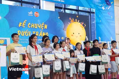 Ban Tổ chức trao giải cho các tác giả nhí. (Ảnh: Minh Thu/Vietnam+)
