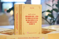 Cuốn sách “Kiên định chủ nghĩa Mác-Lênin, tư tưởng Hồ Chí Minh và con đường đi lên chủ nghĩa xã hội ở nước ta” tuyển chọn 70 tác phẩm tiêu biểu, cùng nhiều hình ảnh tư liệu quý giá về cuộc đời, sự nghiệp của Đại tướng, Giáo sư-Tiến sỹ Trần Đại Quang. (Ảnh: NXB)