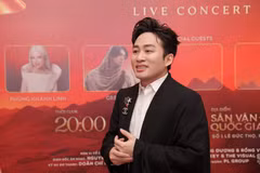 Tùng Dương cho hay anh vẫn muốn đi xa hơn trong âm nhạc, muốn thử những điều mình chưa từng làm. Càng đi, anh càng hiểu sâu hơn về nguồn cội và những điều thực sự quan trọng với mình. (Ảnh: Mạnh Nguyễn/Vietnam+)