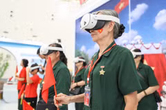 Khách tham quan "xuyên không" trở về thời điểm lịch sử trọng đại của đất nước thông qua công nghệ hiện đại trong triển lãm. (Ảnh: PV/Vietnam+)