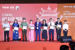 Ban Tổ chức trao giải cho đại diện các đề cử. (Ảnh: BTC)