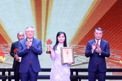 Tác giả Cao Thị Thuỳ Giang, Báo Điện tử VietnamPlus, Thông tấn xã Việt Nam nhận Giải B Giải Búa liềm vàng lần thứ IX-năm 2024. (Ảnh: Phương Hoa/TTXVN)