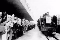 Chuyến tàu Thống Nhất đầu tiên khởi hành tại ga Hà Nội ngày 31/12/1976. (Ảnh: TTXVN phát)
