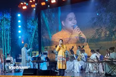 Ca sỹ Trần Tùng Anh thể hiện ca khúc "Em đi giữa biển vàng." (Ảnh: Minh Thu/Vietnam+)