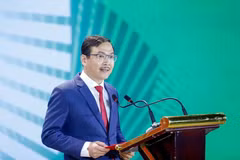 Tổng Biên tập Nguyễn Ngọc Thạch nhìn lại lịch sử 80 năm phát triển của Báo Nông nghiệp và Môi trường. (Ảnh: Tùng Đinh)