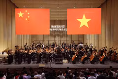 Chương trình nghệ thuật “Hòa âm Trung-Việt” kỷ niệm 77 năm Quốc khánh nước Cộng hòa Nhân dân Trung Hoa (1/10/1949-1/10/2026). (Ảnh: Phạm Kiên/TTXVN)