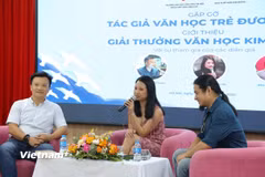 (Từ trái sang) Tiến sỹ Mai Anh Tuấn, nhà văn Phạm Thu Hà, nhà văn Nhật Phi tại buổi giao lưu. (Ảnh: Minh Thu/Vietnam+)