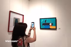 Họa sỹ không hướng tới việc tái hiện con mèo theo lối tả thực, mà anh vẽ mèo với sự giản lược về hình thể, đường nét được biến đổi; dáng mèo trở thành hình khối, đường cong, nhịp điệu và tương quan trên mặt tranh. (Ảnh: Minh Thu/Vietnam+)