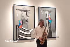 Nghệ sỹ Quyền Văn Minh chơi saxophone tại một sự kiện nghệ thuật. Ông là một trong những người đặt nền móng cho Jazz Việt Nam. (Ảnh: Minh Thu/Vietnam+)