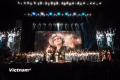 Việc sáng tạo âm nhạc của Thanh Tùng theo phong cách classical crossover, khiến các giai điệu quen thuộc tạo nên một trải nghiệm âm nhạc mới mẻ cho khán giả Thủ đô. (Ảnh: CTV/Vietnam+)