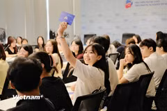 Điểm nhấn của chương trình là các hoạt động thực hành, trong đó người tham gia trực tiếp phân tích tình huống, truy xuất nguồn thông tin, đối chiếu dữ liệu và áp dụng một số công cụ hỗ trợ kiểm chứng. (Ảnh: PV/Vietnam+)