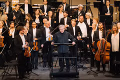 Nhạc trưởng Sir Antonio Pappano cùng Dàn nhạc Giao hưởng London biểu diễn tại Nhà hát Hồ Gươm tối 2/10. (Ảnh: CTV/Vietnam+)