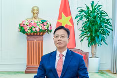 Thứ trưởng Bộ Ngoại giao Ngô Lê Văn trả lời phỏng vấn báo chí. (Ảnh: BNG)