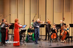 Nhạc trưởng Stefan Plewniak và Dàn nhạc Nhà hát Opera Hoàng gia Versailles biểu diễn tối 29/10. (Ảnh: CTV/Vietnam+)