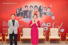 Nhạc sỹ Giáng Son và nhạc sỹ Nguyễn Quang Long trong buổi gặp gỡ báo chí giới thiệu đêm nhạc. (Ảnh: PV/Vietnam+)